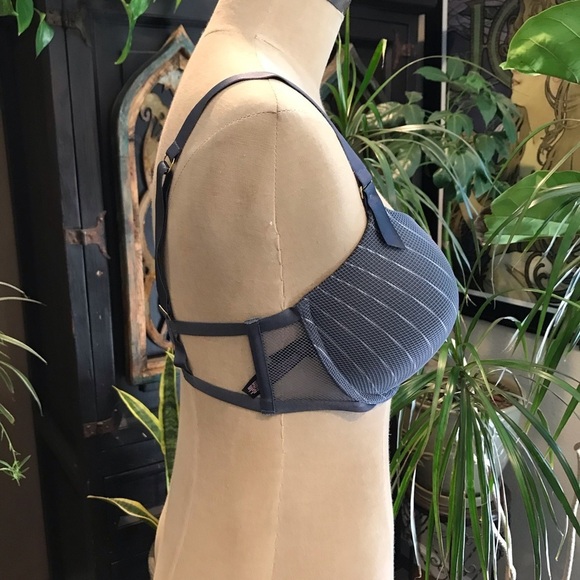 Victoria’s Secret very sexy push-up pinstripe bra - Picture 4 of 7